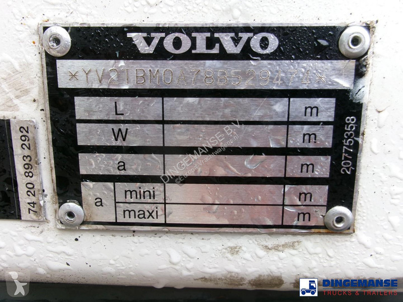 شاحنة Volvo 240 4x2 RHD fuel tank 13 m3 / 4 comp
