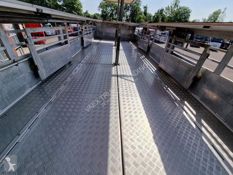 شاحنة Volvo 460 Berdex 3 deck livestock -...