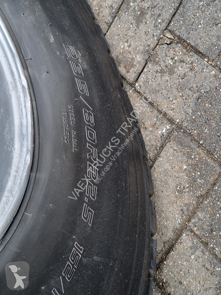 Kamion Volvo 420 Globetrotter 6x2 - Box with...