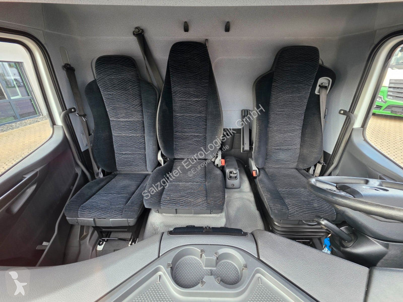 Vrachtwagen Mercedes 818 | 3 Sitzen | Ladebordwand
