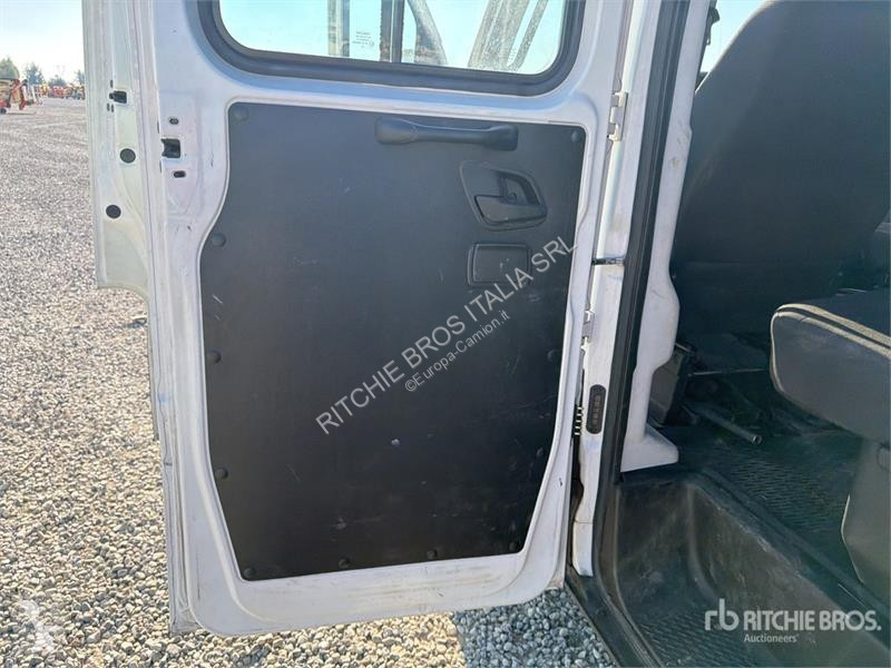 Furgoneta Iveco 35C17 Crew Cab Flatbed Truck