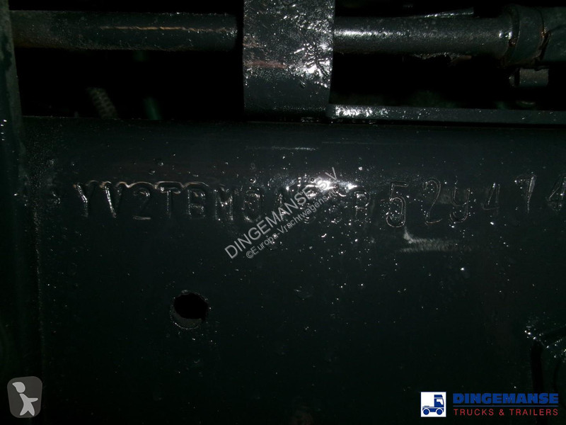 شاحنة Volvo 240 4x2 RHD fuel tank 13 m3 / 4 comp