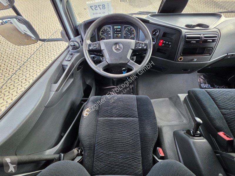 Vrachtwagen Mercedes 818 | 3 Sitzen | Ladebordwand