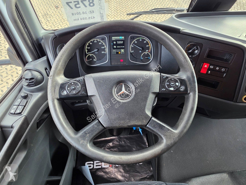 Vrachtwagen Mercedes 818 | 3 Sitzen | Ladebordwand