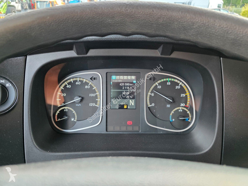 Vrachtwagen Mercedes 818 | 3 Sitzen | Ladebordwand
