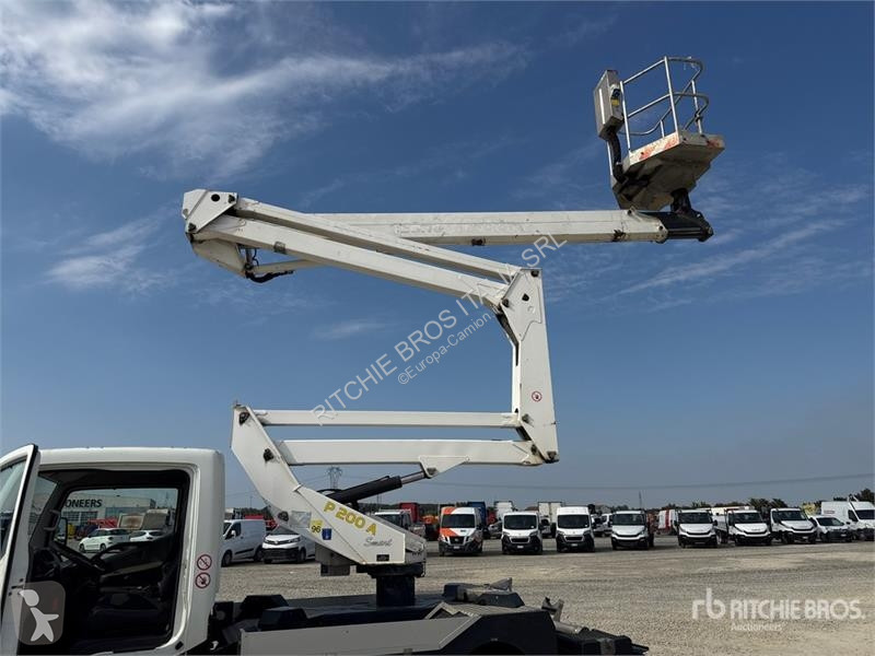 Camión Nissan P200A 17.8 m on Nissan Bucket Truck