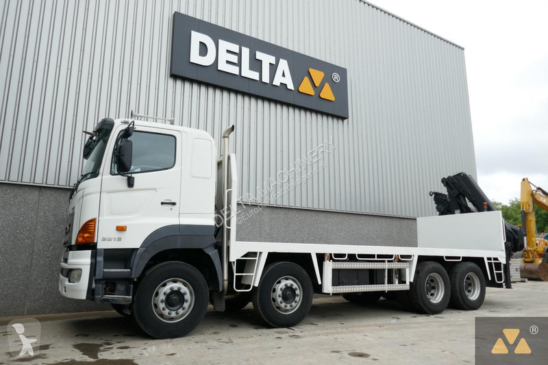 Camion Hino FY crane