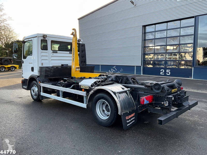 Camión MAN 12.250 Palfinger haakarmsysteem