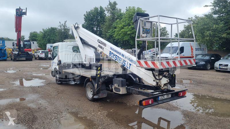 Furgoneta Nissan PT200 on Nissan NT400