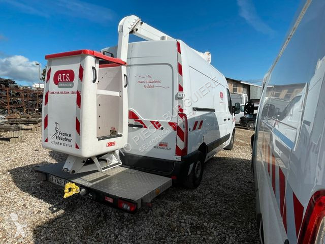 Véhicule utilitaire Renault III 2.3 DCi 146...
