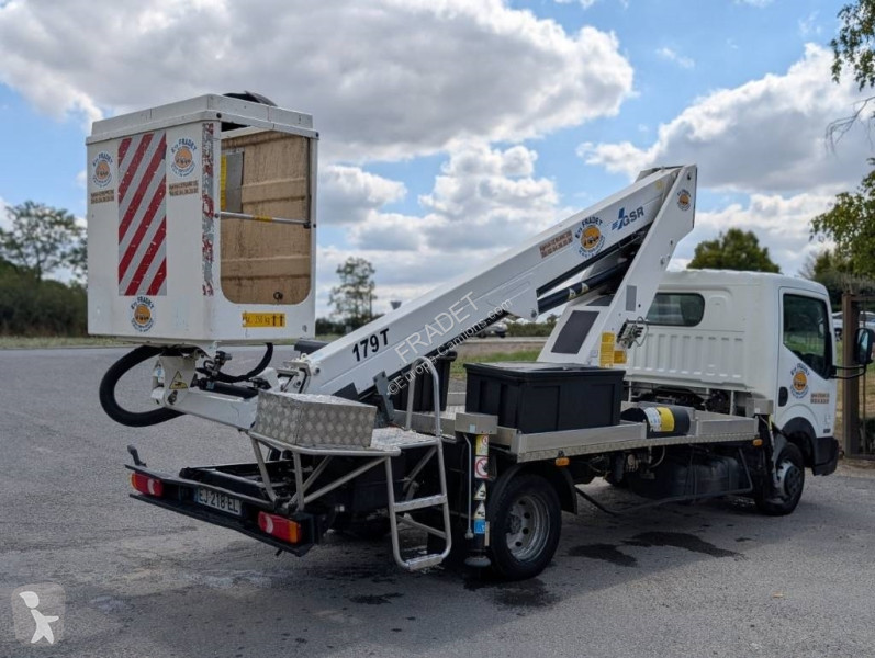 Camion Nissan NT400