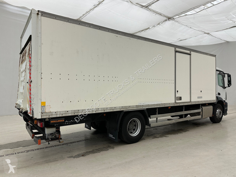Vrachtwagen Mercedes 1827