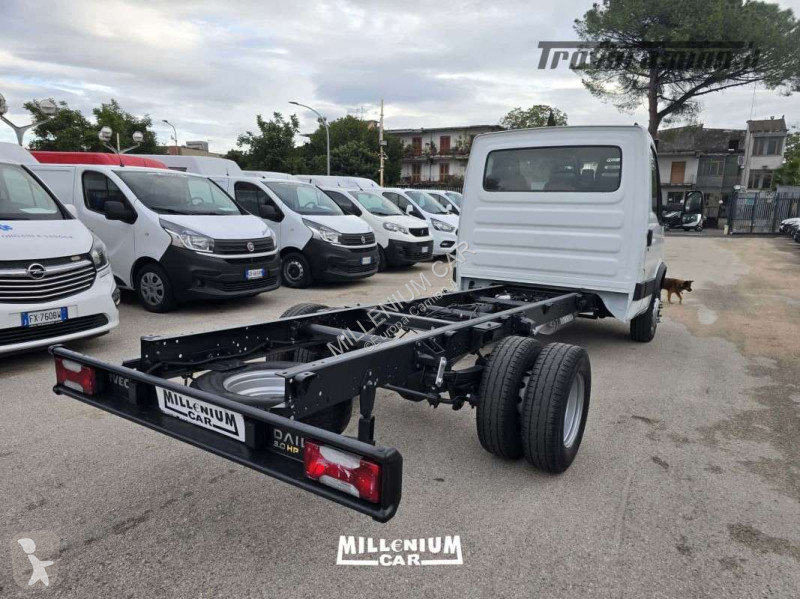 شاحنة Iveco 70C17 PASSO 3750 2011