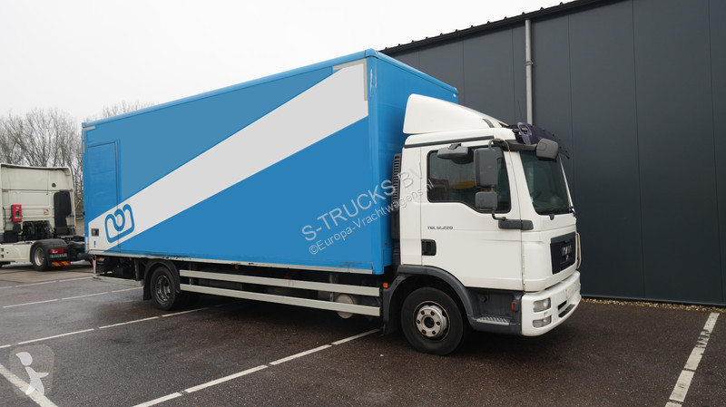 شاحنة MAN 12.220 closed box truck
