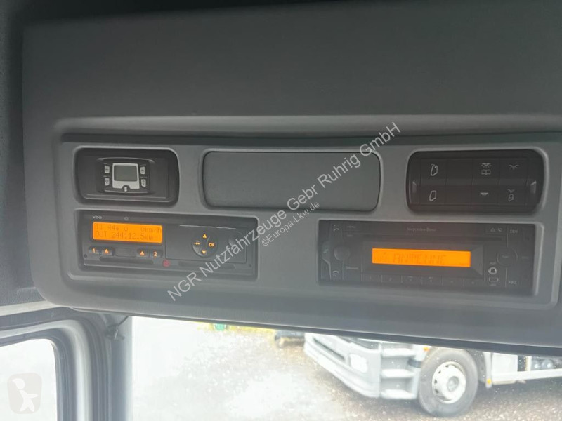 Camion Mercedes 4X2 Koffer Plane 6 to. Hebebühne
