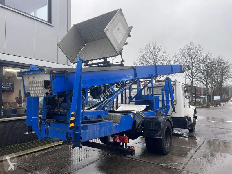 شاحنة International 4600 4x2 210HP + TEUPEN hyLIFT
