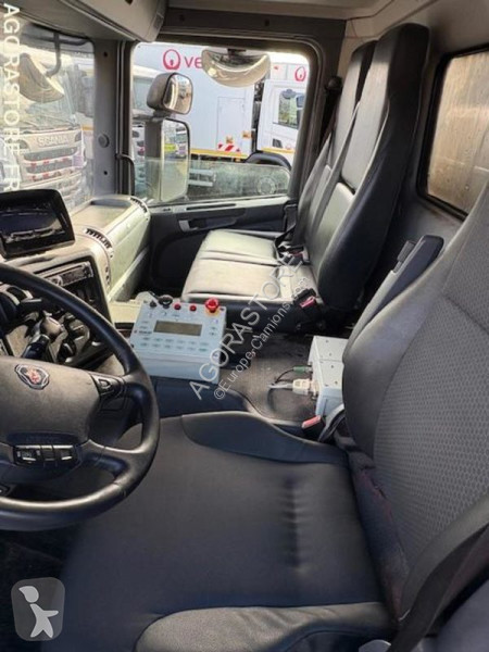 Vehículo de limpieza viaria Scania P280