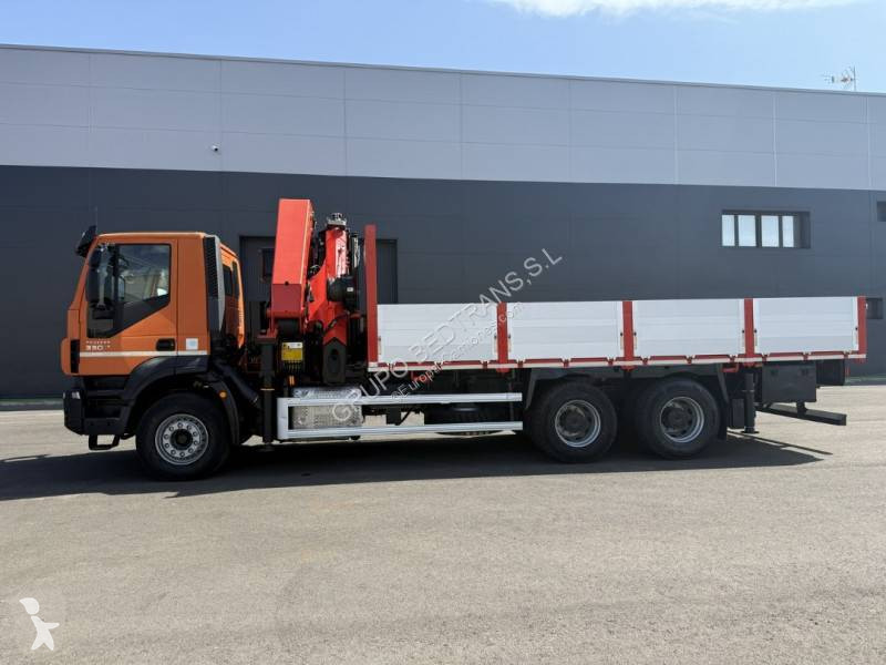 شاحنة Iveco Con pluma