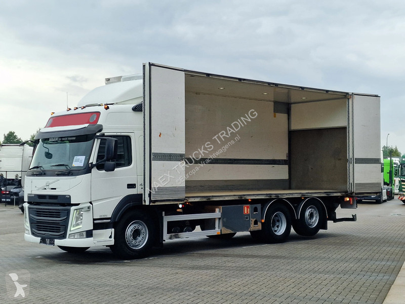 Kamion Volvo 420 Globetrotter 6x2 - Box with...