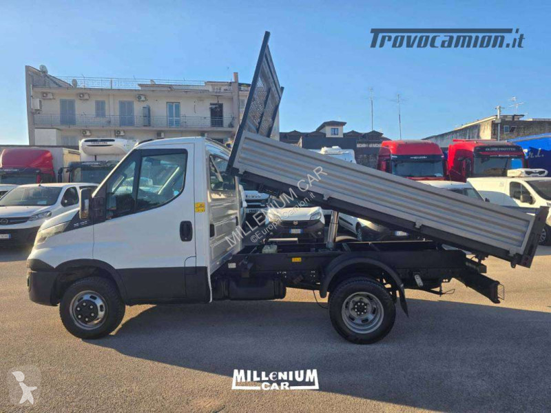 Camión Iveco 35-12 RIBALTABILE TRILATERALE 2017