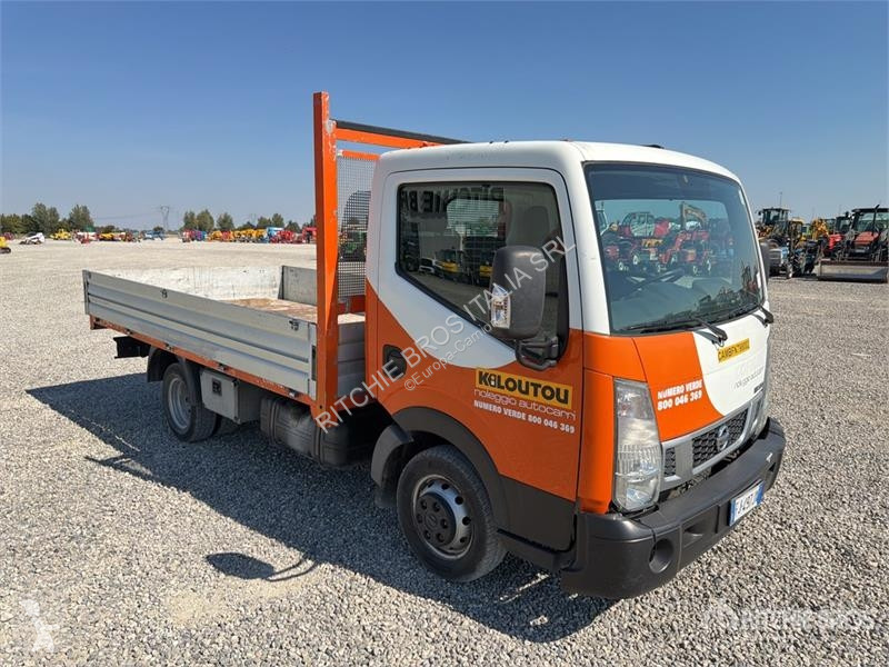 Furgoneta Nissan Flatbed Truck