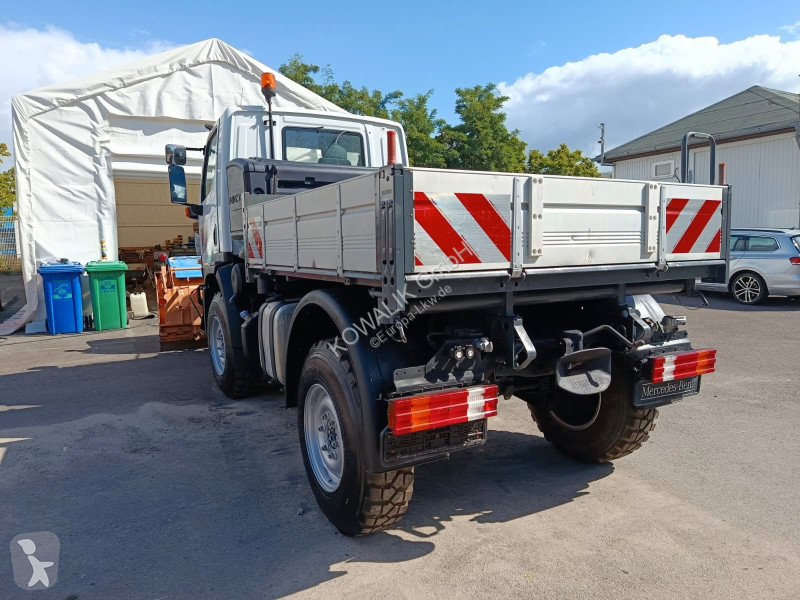 Camión Unimog 4x4 Winterdienst mit Schild,...