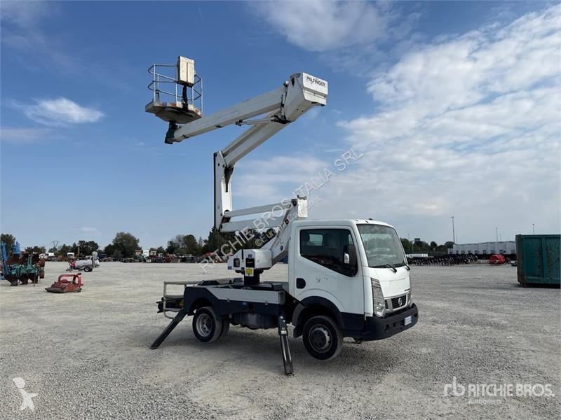 Camión Nissan P200A 17.8 m on Nissan Bucket Truck