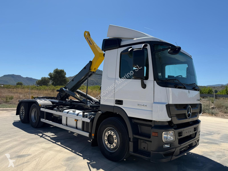 Camião Mercedes ACTROS 2544