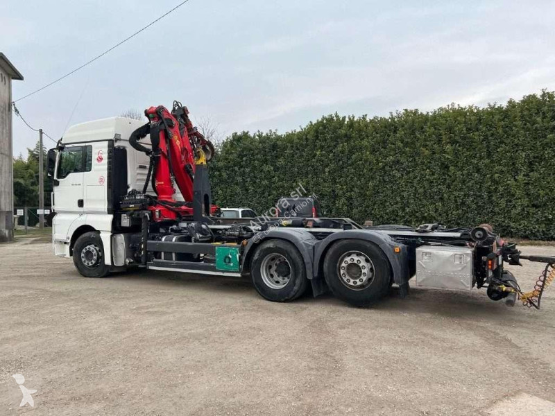 Camion MAN TGX SCARRABILE CON GRU