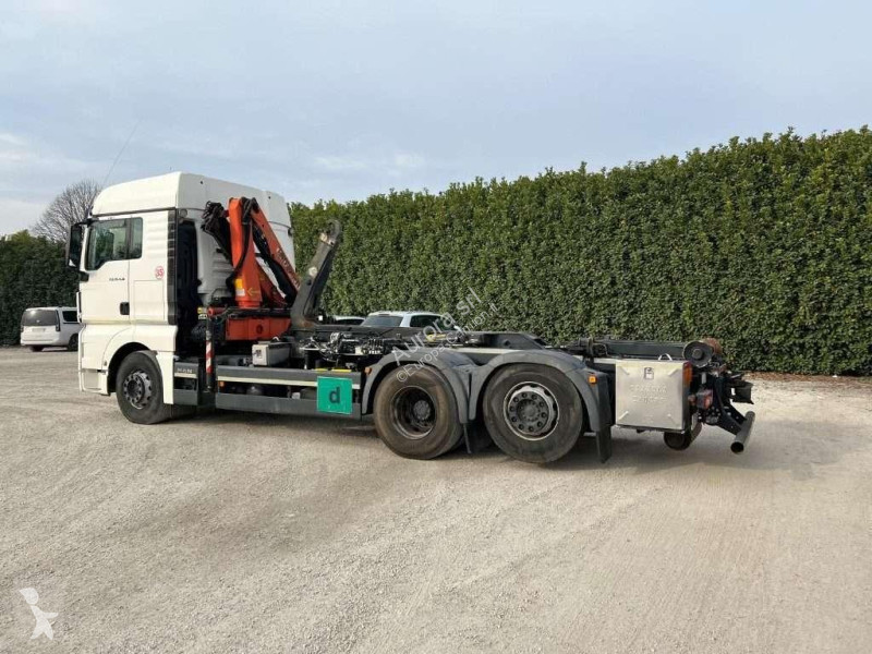 Camion MAN TGX SCARRABILE CON GRU DIETRO CABINA