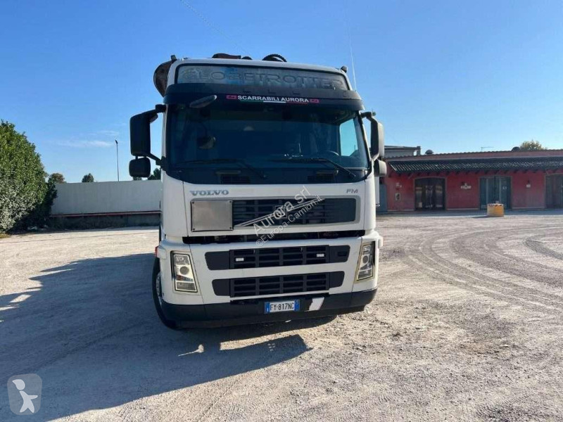 شاحنة Volvo FM82 SCARRABILE CON GRU E POLIPO