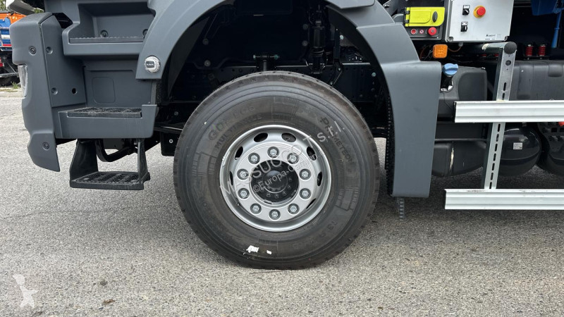MAN TGS 33.520 6x4 truck