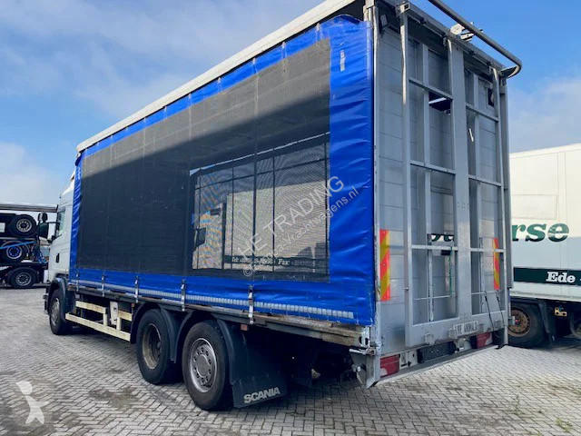 Teherautó Scania 450 N331 6x2 met pluimveeopbouw