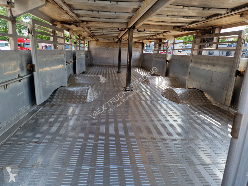 شاحنة Volvo 460 Berdex 3 deck livestock -...