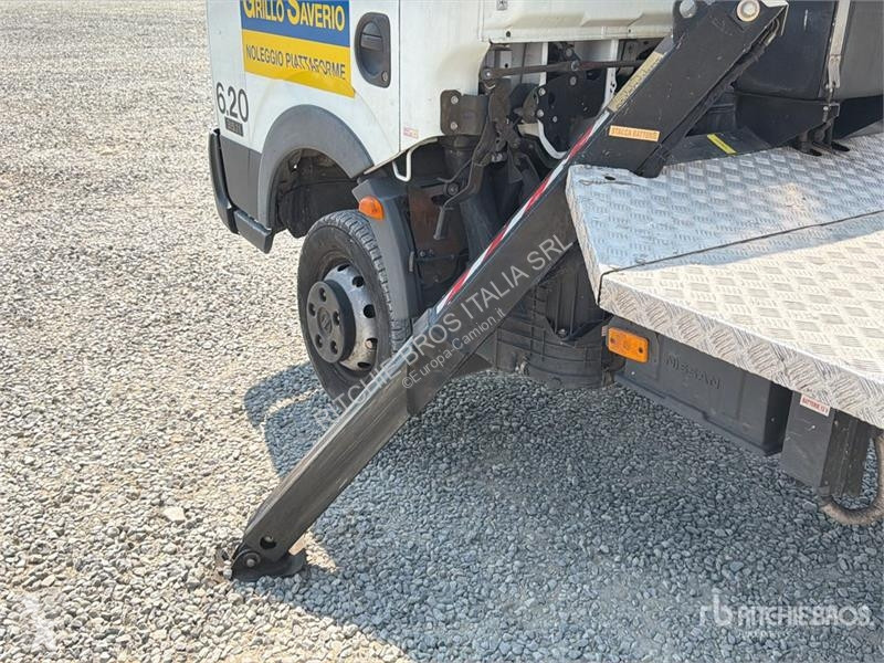 Camión Nissan 35 - 11