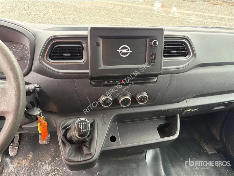 Kamion Opel Crew Cab Flatbed Truck