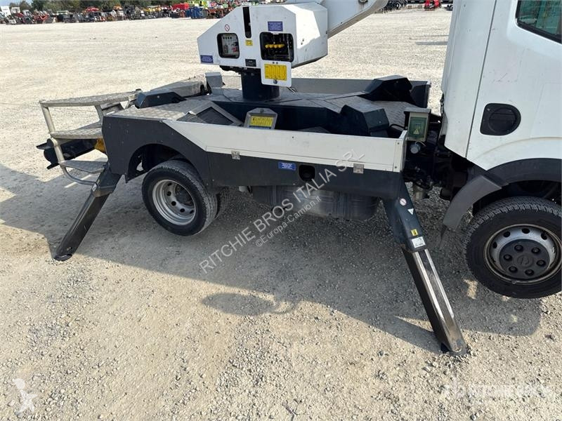 Camión Nissan P200A 17.8 m on Nissan Bucket Truck