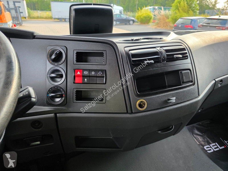 Vrachtwagen Mercedes 818 | 3 Sitzen | Ladebordwand