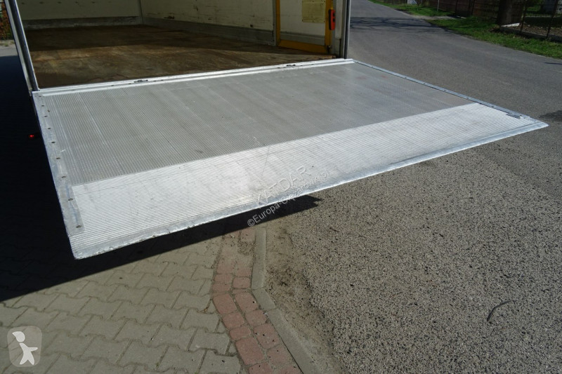 Camion Renault D12 Euro 6 kontener 18p z windą...