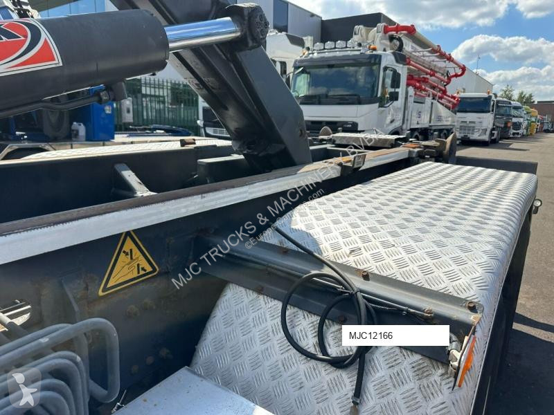 Vrachtwagen Volvo 420 6x4 AJK HOOKLIFT / HAAK...