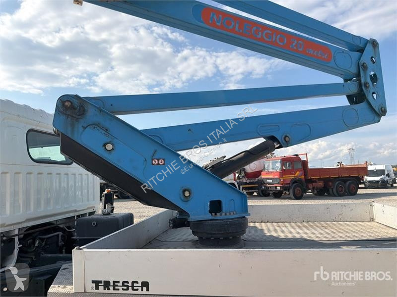 Camion Nissan PNT205 20 m on Nissan NT400...