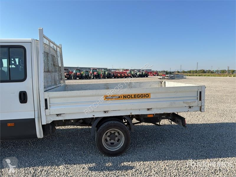 Furgoneta Iveco 35C17 Crew Cab Flatbed Truck