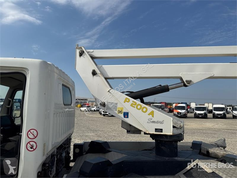 Camión Nissan P200A 17.8 m on Nissan Bucket Truck