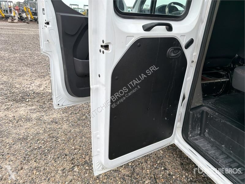 Kamion Opel Crew Cab Flatbed Truck
