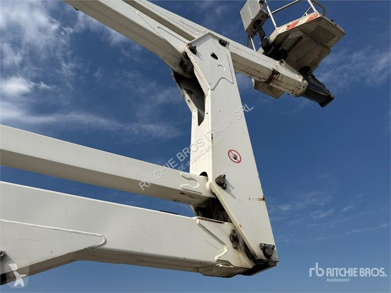Camión Nissan P200A 17.8 m on Nissan Bucket Truck
