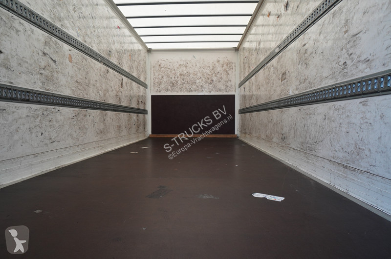 Camion Volvo 210 CLOSED BOX 665.200KM