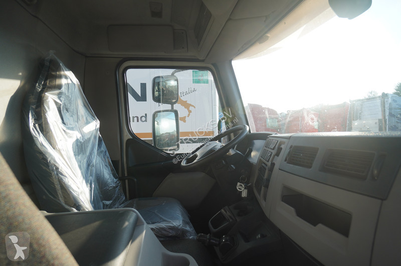 Kamion Volvo 280 CLOSED BOX BROKEN ENGINE NOT...