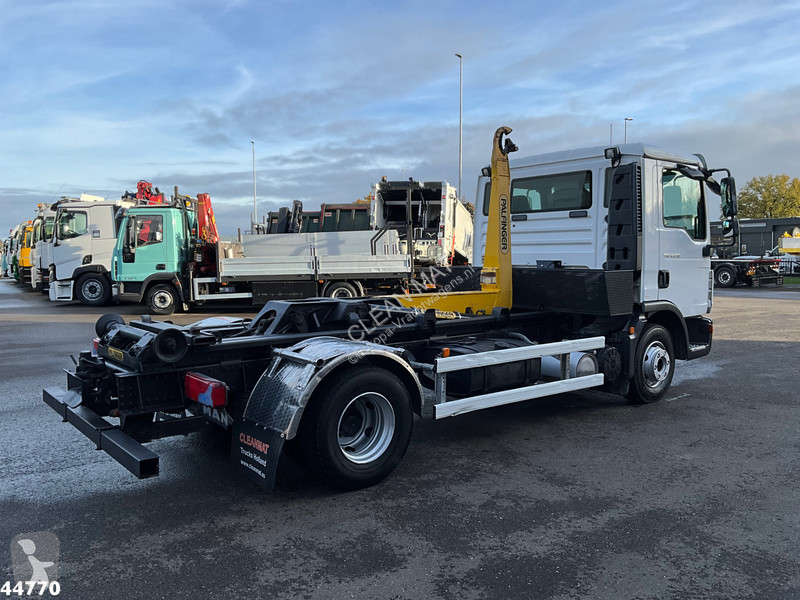 Camión MAN 12.250 Palfinger haakarmsysteem