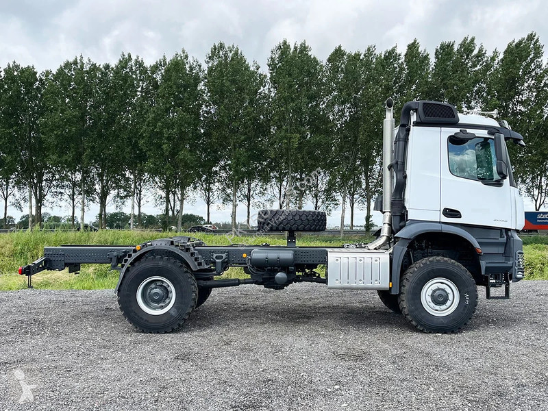 شاحنة Mercedes 2033-A Chassis Cabin (2 units)