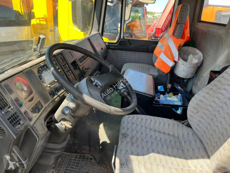 Lastbil MAN F2000 27.342 6x4 Abrollkipper mit Kran